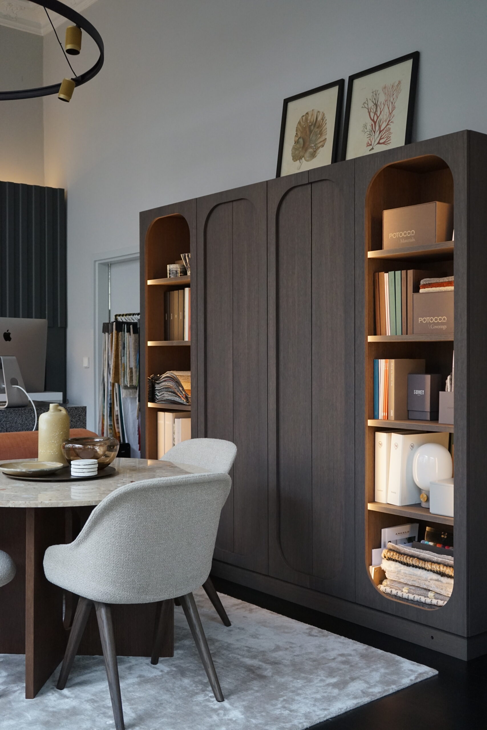 Dunkler Einbauschrank im Studio Fyrnys